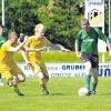 Erneut im Derby: Stefan Kerner (rechts) vom SV Aislingen gegen Phillip Goldau und Dimitri Giss (links) vom FC Lauingen. 