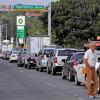 In langer Schlange warten Autofahrer im mexikanischen Guadalajara auf einen «Platz an der Tanksäule».