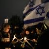 Jerusalem: Angehörige und Freunde von Geiseln, die im Gazastreifen von der Hamas festgehalten werden, halten Kerzen und fordern ihre Freilassung.