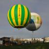 Der neue gelb-grüne Ballon neben dem Stadt-Gersthofen-Ballon kurz vor dem Start.