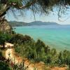 Rund 40 Aichacher Abiturienten haben eine privat organisierte Abifahrt auf die griechische Insel Korfu unternommen. Bei einem der Teilnehmer fiel der Coronatest vor der Heimreise positiv aus.