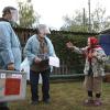 Mit mobilen Urnen kamen die Wahlhelfer in Russland auch aufs Land. 
