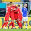 Heidenheims Torschütze Robert Glatzel (2.v.l.) jubelt mit Mannschaftskollegen über das Tor zum 1:0 gegen Darmstadt.