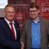 Höchstädts SPD-Ortsvorsitzender Wolfgang Konle (links) mit dem stellvertretenden Bundesvorsitzenden der Sozialdemokraten, Ralf Stegner, bei der 100-Jahr-Feier des Ortsvereins im Restaurant Poseidon. 
