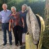 Der Zweite Bürgermeister der Gemeinde Ried, Franz-Josef Mayer, die Künstlerin Ingeborg Kühn und Kümmerin Claudia Bordon-Vieler freuen sich über die Ausstellung im Rieder Rathaus.