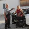 Nach vielen Behördengängen konnte MS-Patientin Rosi Geiger von Heinrich Graf (links) von Fahrzeugtechnik Graf in Peißenberg ihr behindertengerecht umgebautes Auto abholen. 