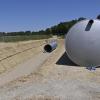 Im Neubaugebiet an der Eresinger Straße werden riesige Tanks in den Boden eingelassen. 