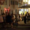 An Biertischen saßen die Gäste in der Ludwigstraße bis in den späten Abend. Bei warmen Temperaturen waren die Tische gut besetzt.