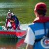 Rettungskräfte der Wasserwacht auf einem See: In einem Weiher in Natternberg (Niederbayern) ist ein 13-jähriger Junge ertrunken.