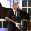 US-Außenminister Antony Blinken an der E-Gitarre. 