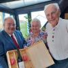 Bürgermeister Paul Metz gratulierte Renate und Horst Molle zum 60. Ehejubiläum mit einem erlesenen Rotwein und gravierten Gläsern im Namen der Stadt.