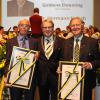 Karlheinz Drexel (links) und Hermann Haisch (rechts) wurden von Bürgermeister Stephan Winter mit dem Goldenen Ehrenring der Stadt ausgezeichnet. 	