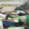 Abfall an einem Strand in Thailand: Auf Flößen aus Plastikmüll gelangen viele Tierarten in fremde Kontinente.