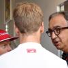 Ferrari-Chef Sergio Marchionne (r) im Gespräch mit seinen Fahrern Kimi Räikkönen (l) und Sebastian Vettel.