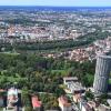 Im Wittelsbacher Park in Augsburg ist eine Installation zum Gedenken an die Corona-Pandemie entstanden. Beteiligt waren auch Schülerinnen und Schüler.