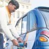 Auch der Inder Vinay Kumar Thimmareddy machte mit seinem Elektroauto Halt am Rathaus. 
