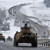 Ein Konvoi gepanzerter russischer Fahrzeuge Mitte Januar auf einer Autobahn auf der Krim.