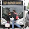 Bei einem Unfall an der Bushaltestelle Schlössle in Augsburg-Lechhausen am Montag wurde eine 66-Jährige so schwer verletzt, dass sie nun daran starb.