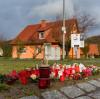 Grablichter und Kerzen wurden im Januar  in der Nähe des Ortes aufgestellt, an dem in der Silvesternacht ein elfjähriges Mädchen durch einen Kopfschuss getötet worden war.