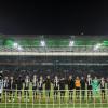 Die Gladbacher Spieler feiern den 2:1-Sieg gegen den FC Bayern mit ihren Fans.