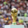 Um diesen Pokal geht es auch 2030 - dann in sechs Ländern auf drei Kontinenten.