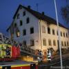 Beim Brand eines Bauernhauses in Adelzhausen ist in der Nacht auf Dienstag ein Schaden von rund 100.000 Euro entstanden. Etwa 80 Einsatzkräfte verschiedener Feuerwehren waren vor Ort.