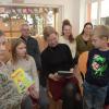 Umringt von ihren jungen Zuhörern (von links: Julian, Mara, Ben und Mina) signiert Autorin Silke Schlichtmann ihre Geschichte von „Mattis“.