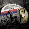 Die aus Trümmern wieder zusammen gesetzte Boeing 777 der Malaysia Airlines, die als Flug MH17 über der Ukraine abgeschossen wurde, im niederländischen Gilze-Rijen.