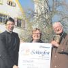 So sieht es aus: Pfarrer Thomas Rein, Baronin Teresita von Gumppenberg und Baron Johannes von Gumppenberg (von links) stellen das offizielle Plakat zum Pöttmeser Schlossfest in diesem Jahr vor. 