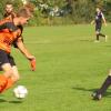 Maihingens Spielführer Alexander Göck (links) gegen Alerheims Denis Wende. Am Ende gewann der FCM das samstägliche Riesderby 3:1, verlor aber am Montag auch 1:0 in Pfaffenhofen. Die SGA unterlag auch in ihrem zweiten schweren Spiel gegen Tabellenführer Donaumünster/Erlingshofen. 	 	