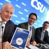 Horst Seehofer zeigt den gedruckten "Bayernplan".