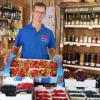 Klaus Mahl bietet frisches Obst von den Obstplantagen rund um den Hof in Haunsried im Hofladen an.  	