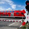 Schwere Unfälle an Bahnübergängen könnten oft verhindert werden: Durch mehr Aufmerksamkeit von Fußgängern, Radfahrern und Kraftfahrer und weniger Bürokratie.