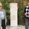 Alois Müller (rechts) und Josef Schäfstoß am Gedenkstein, den Josef Schäfstoß zur Erinnerung an seine getötete Familie vor zehn Jahren an seinem Grundstück errichten ließ.  	
