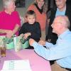 Dr. Eberhard Pfeuffer sollte nach seinem Vortrag noch viele Exemplare seines Lech-Buches signieren. Foto: Andrea Collisi