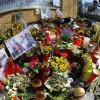 Ein Meer aus Blumen, Kerzen und Teddybären vor dem Haus in Krailling bei München, in dem am 24.03.2011 zwei kleine Mädchen grausam ermordet worden waren. (Archivbild) dpa