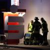 Nach der Sprengung eines Sparkassen-Geldautomaten in Leipheim waren die Polizei und die Feuerwehr in der Nacht von Sonntag auf Montag über mehrere Stunden im Einsatz.