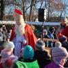 Der Nikolaus zeigte sich großzügig, nachdem er vom Nachwuchs der Kindergärten so schön besungen wurde.