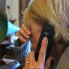 Alte Menschen werden häufiger Opfer von Betrügern am Telefon.