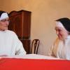 Schwester Franziska Brenner (links) steht nun den Dominikanerinnen im Kloster Bad Wörishofen voran. Schwester Johanna steht der neuen Priorin künftig als „Subpriorin“ zur Seite. 
