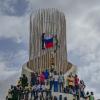 Anhänger von Nigers Junta präsentieren eine russische Flagge bei einer Demonstration gegen die Einmischung ausländischer Mächte. Der Westen fürchtet, dass Moskau in dem westafrikanischen Staat an Einfluss gewinnen könnte.  