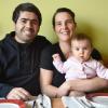 Inzwischen sind sie eine kleine Familie: Khaled Ahmad, Petra Kohnle und ihr gemeinsames Kind, die sechs Monate alte Paula.  	