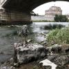 In Rom ist ein 23-jähriger Student nach einem Sturz von einer Tiber-Brücke gestorben. 