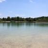 Der Baggersee Langweid ist verkehrsgünstig gelegen, kinderfreundlich und besticht durch sein klares, türkisfarbenes Wasser.