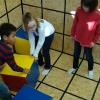 Mathe selbstgemacht: An der Türkheimer Grundschule gibt es jetzt einen begehbaren Geometrieraum. Die Kinder der Klasse 3b zeigen, was sie dort lernen können: Sie bauen Figuren im dreidimensionalen Koordinatensystem nach.