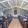 Viele Kirchen wurden in der Diözese Sisak durch das Erdbeben zerstört. Spenden aus dem Landkreis Dillingen tragen dazu bei, dass Hallen aufgestellt werden können, in denen Gottesdienste gefeiert werden. Das Foto entstand in der Pfarrei Sela, zu den Gläubigen spricht Bischof Vlado Kosic. Insgesamt sollen mithilfe von Spendengeldern 14 Gebetshallen in dem Gebiet errichtet werden.  	