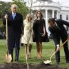 Donald Trump und Emmanuel Macron samt Ehefrauen bei der Gartenarbeit.