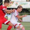 Lange stand es 0:0 im Landesligaderby zwischen Aindling (Patrick Modes, links) und dem SV Mering (rechts Maximilian Lutz). Dann trafen die Gäste neun Minuten vor dem Ende zum entscheidenden 1:0.