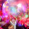 Menschen tanzen in einer Disco: An Karfreitag und anderen Feiertagen herrscht in Bayern das Tanzverbot.