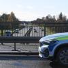 Immer wieder wurden von Brücken über der B2 im Landkreis Augsburg Steine geworfen, berichtet die Polizei. Seit Wochen suchen die Ermittler nach einem Täter - bislang ohne Erfolg.